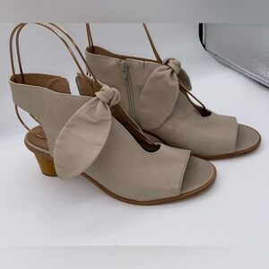 Bernardo LUNA Peep Toe Bow-Tie Shoe Sandals 9M  Leather Round Block Heel 2" AA16